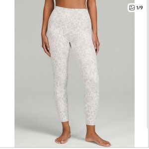 LIKE NEW LULULEMON ALING 28”